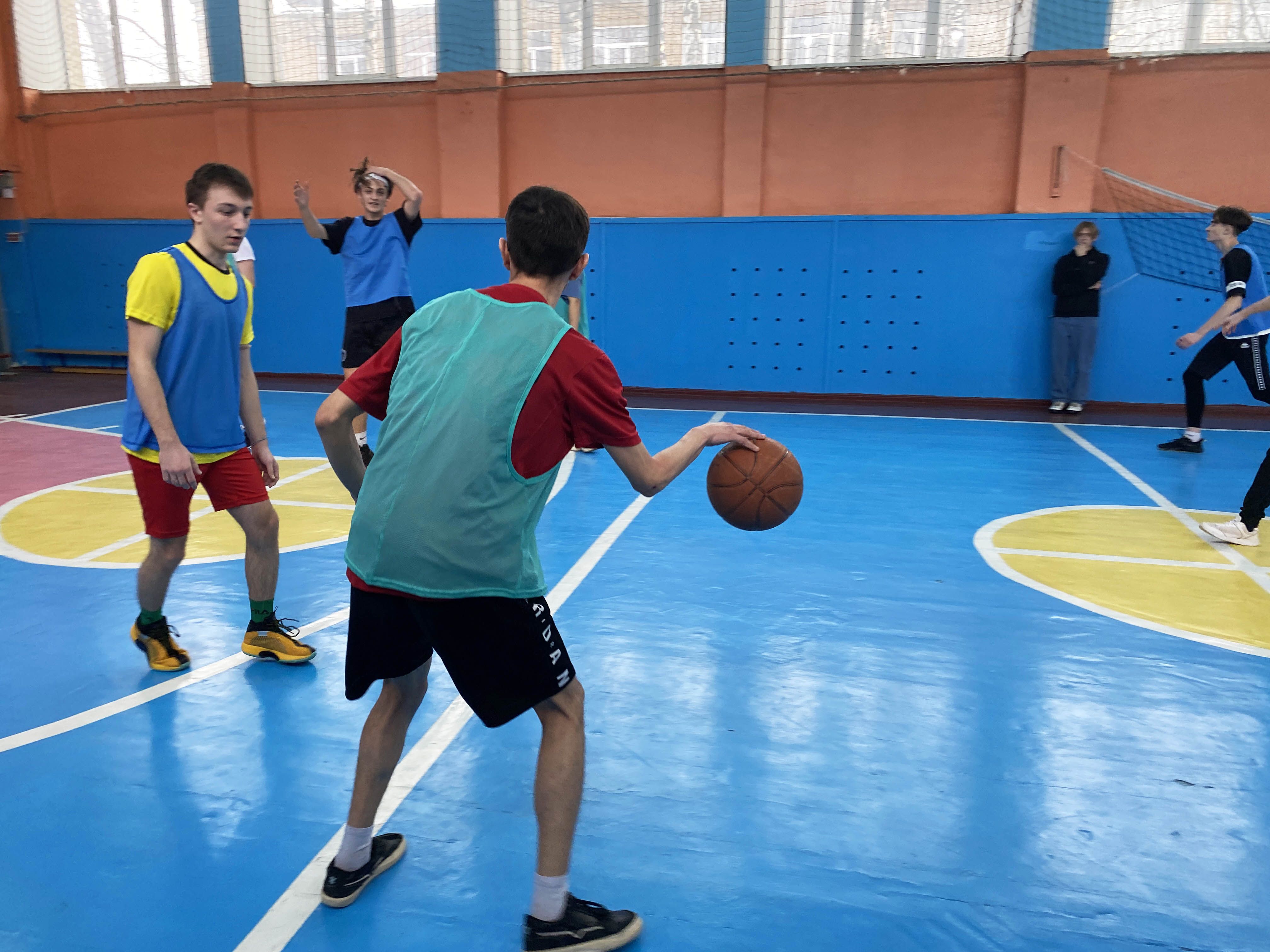 Нападающий с баскетбольным мячом